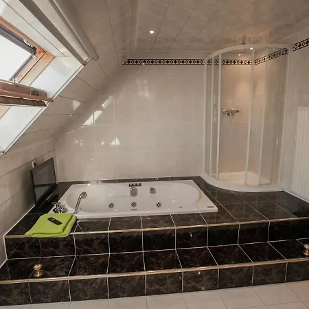 בית נופש Classy In With Private Swimming Pool *